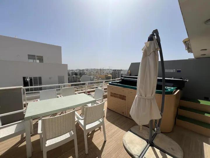 Amazing Spacious Apartment With Bbq & Jacuzzi Saint Julian's ภายนอก รูปภาพ